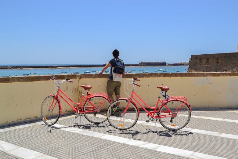 Admirando la costa de Cádiz