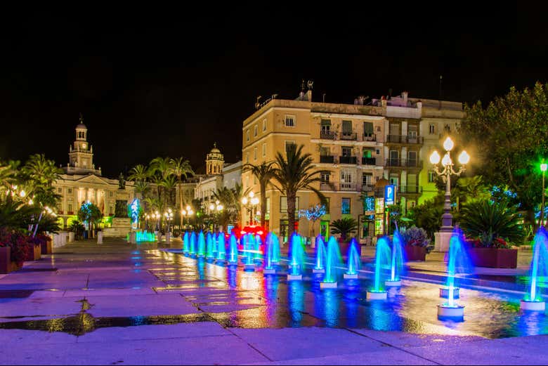 Vista nocturna de la Plaza de San Juan de Dios