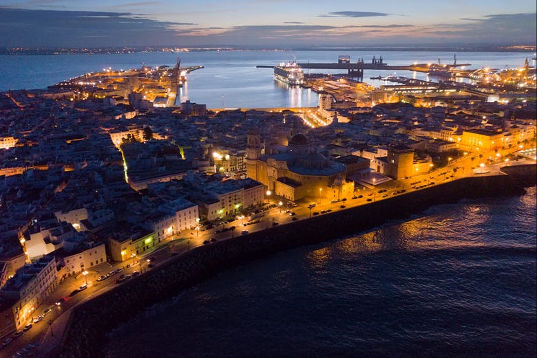 Vista noturna de Cádiz