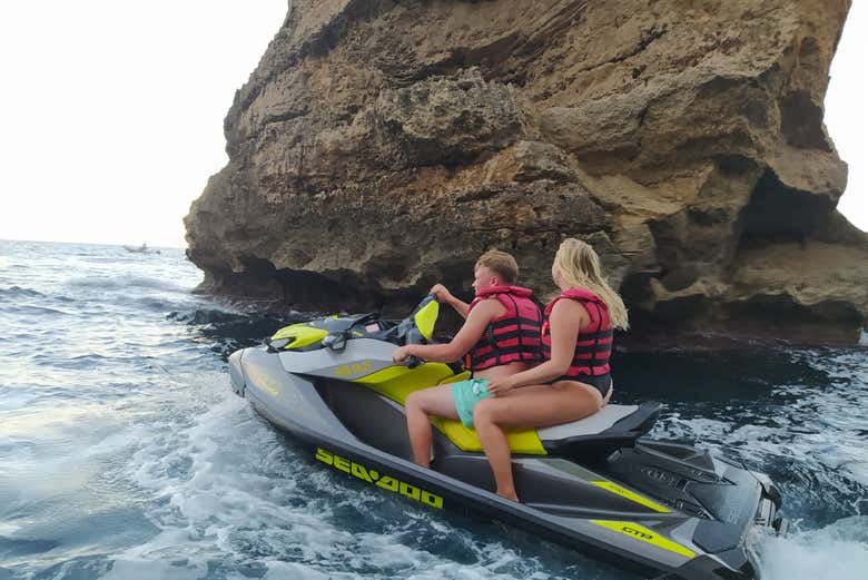 Esplorando grotte e scogliere