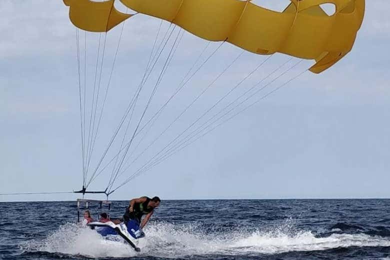 Parasailing em Cala Bona
