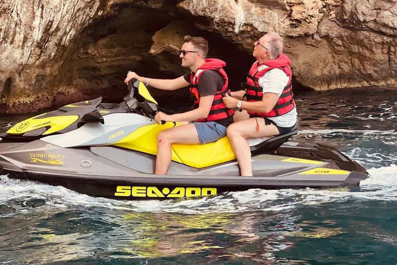 De jet ski pela gruta do León Marino