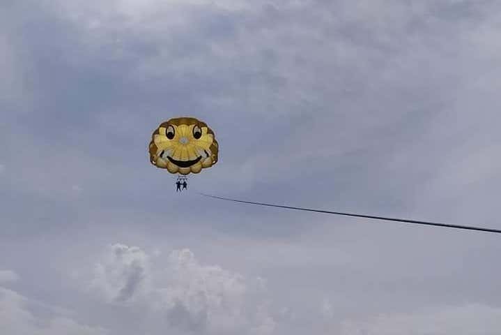 Voo de parasailing
