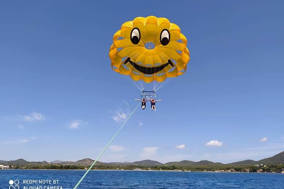 Parachute ascensionnel à Cala Bona