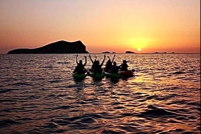 Foto de grupo bajo el atardecer