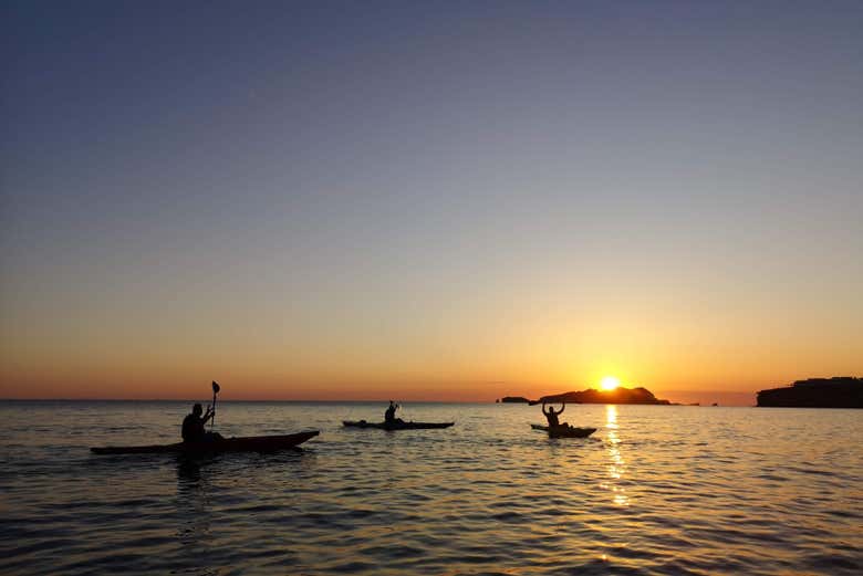 Remando en kayak al atardecer