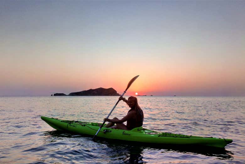 Practicando kayak en Ibiza bajo la puesta de sol