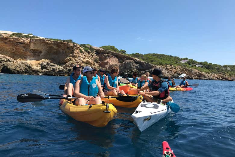 Varios kayaks durante el tour