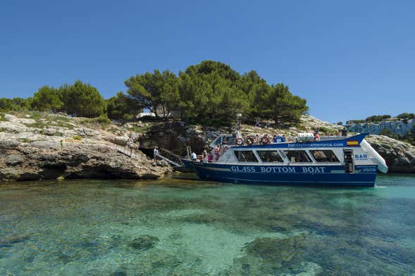 Barco a Cala Galdana saindo de Cala’n Bosch