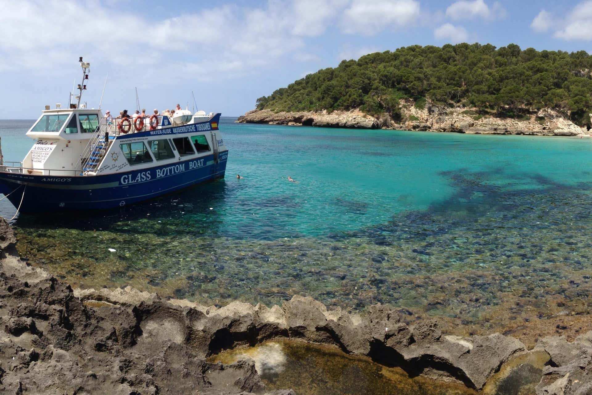 Passeio de barco pelo sul de Menorca saindo de Cala’n Bosch