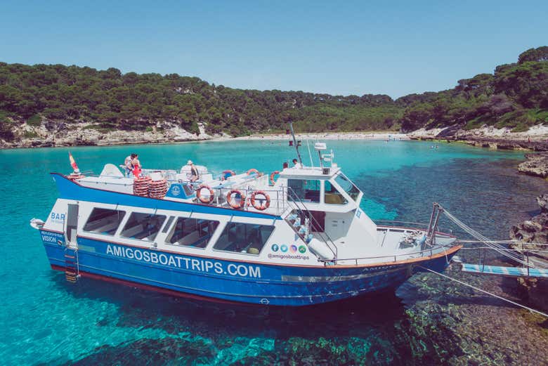 Barco atracado em Cala Galdana