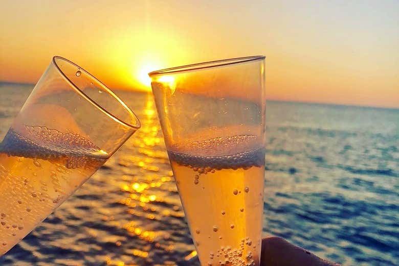 Brindando con copas de cava