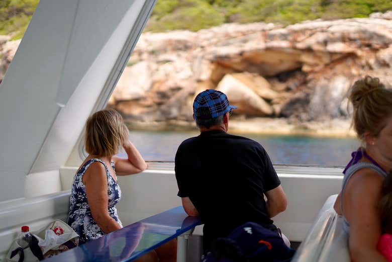Contemplando desde el barco los paisajes menorquines