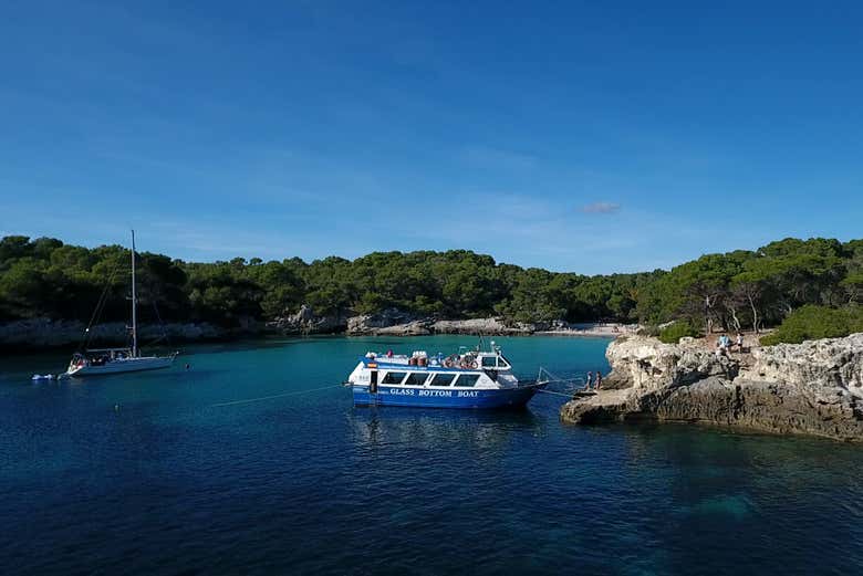 Barco amarrado en la Cala Turqueta