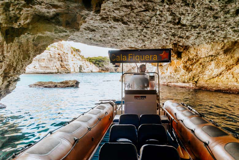Descubriendo grutas marinas de gran belleza