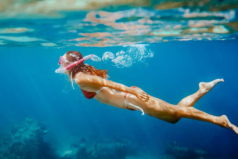 Haciendo snorkel en las aguas del Mediterráneo