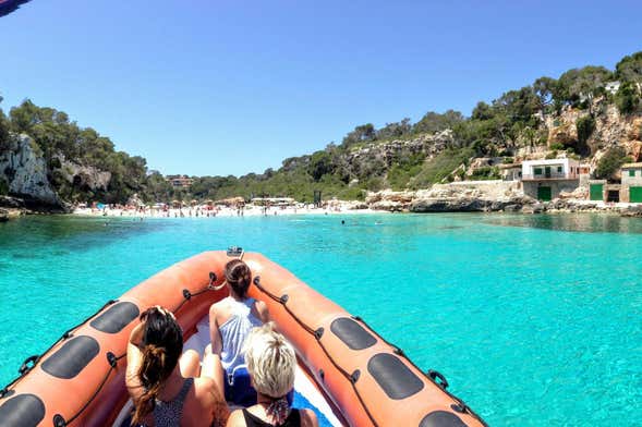 Paseo en lancha por la cala del Moro y Es Pontàs desde Cala Figuera