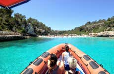 Paseo en lancha por la cala del Moro y Es Pontàs desde Cala Figuera