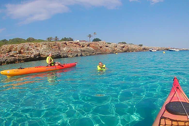 Nadando nas águas turquesas de Menorca