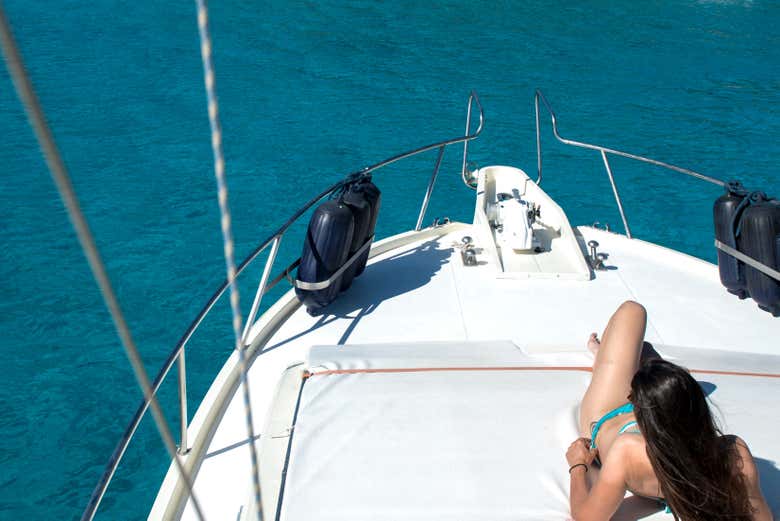 Bain de soleil sur le pont du navire