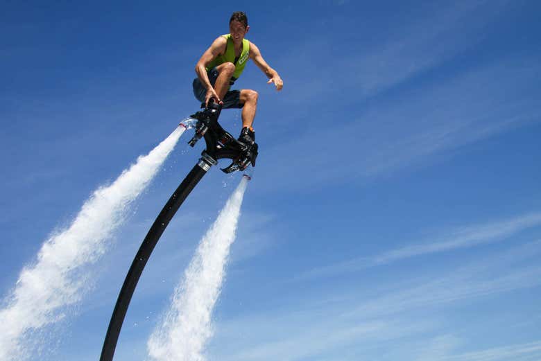 En flyboard en la costa de Mallorca