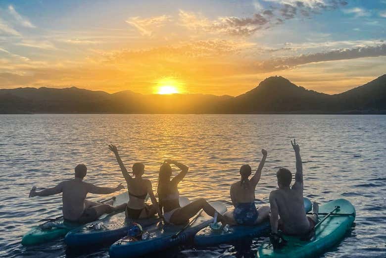El grupo admirando el atardecer en las tablas de paddle surf
