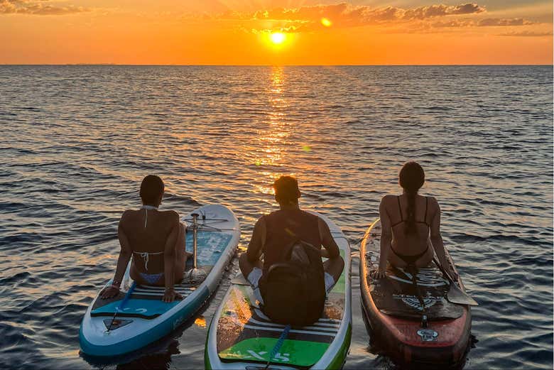 Contemplando el amanecer desde las tablas de paddle surf