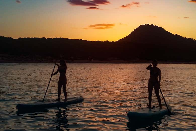 Recorriendo las aguas de Cala Rajada al atardecer en paddle surf
