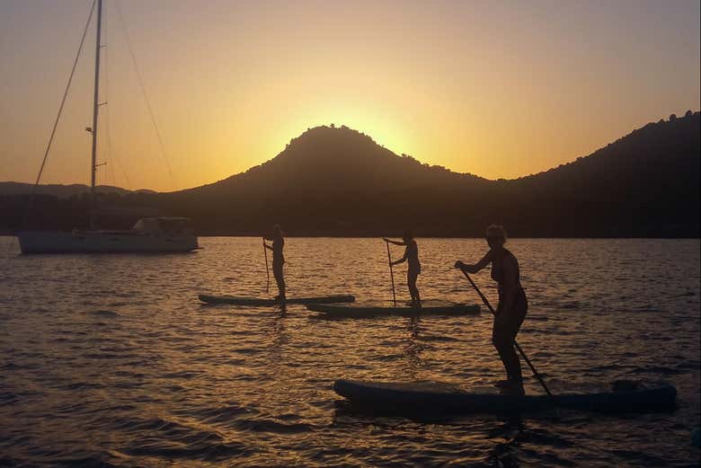 Remando en paddle surf al atardecer