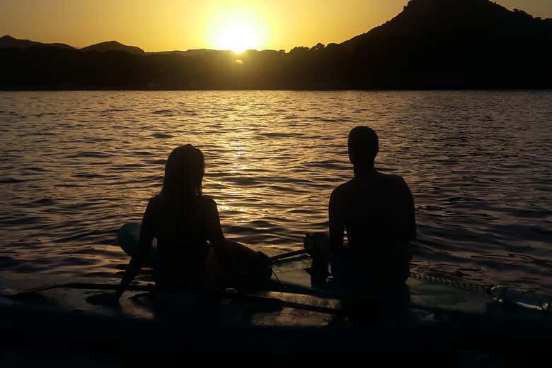 Sentados en las tablas contemplando el atardecer