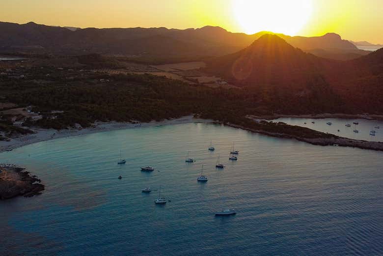 Vistas aéreas de Cala Rajada al atardecer