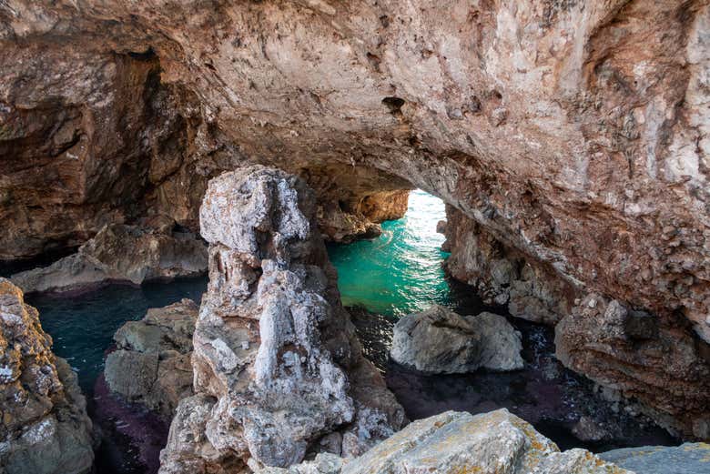 Agujero con agua turquesa en Cala Varques