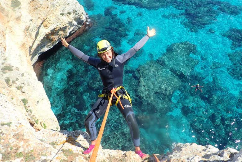 Practicando rápel en Cala Falcó