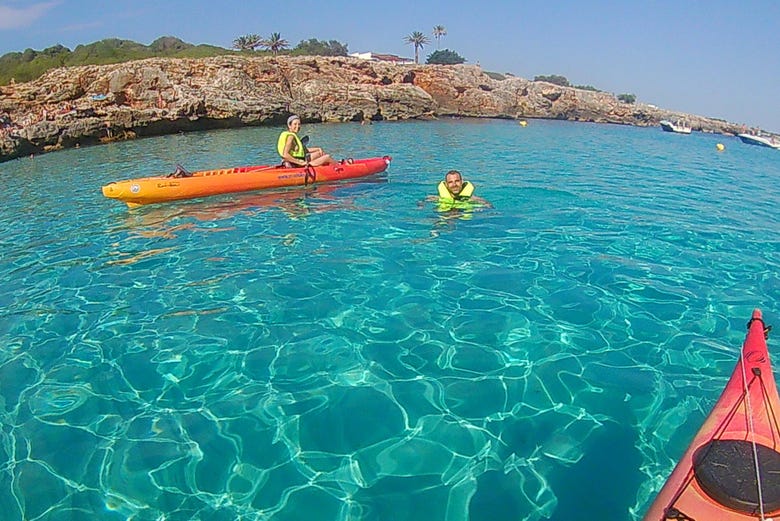 Águas turquesas do sul de Menorca 
