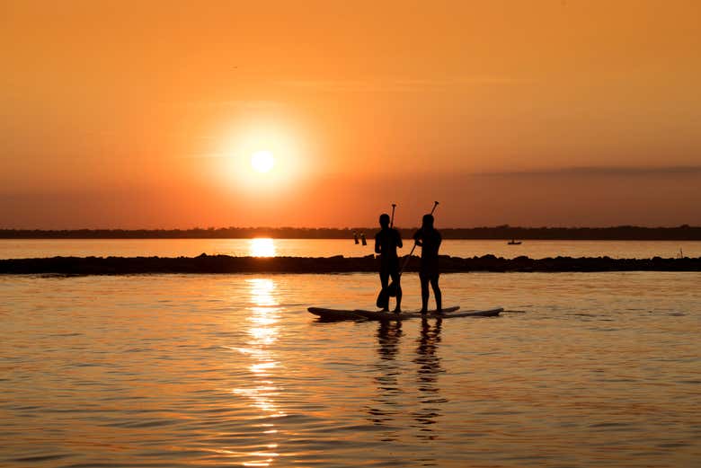 Atardecer mientras remamos en las aguas de Menorca