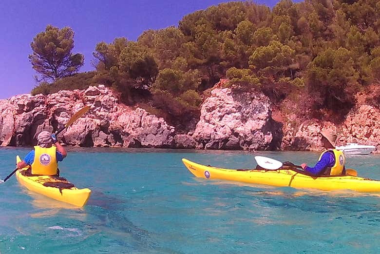 En kayak sur les eaux de Minorque