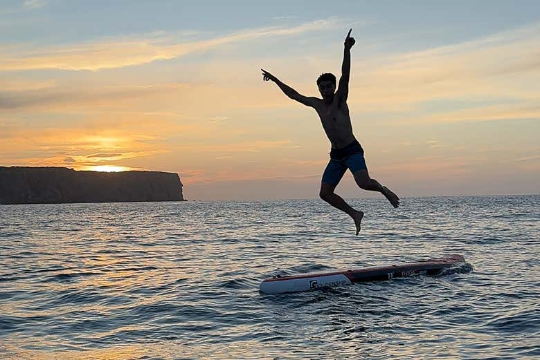 Un chapuzón durante la actividad de paddle surf