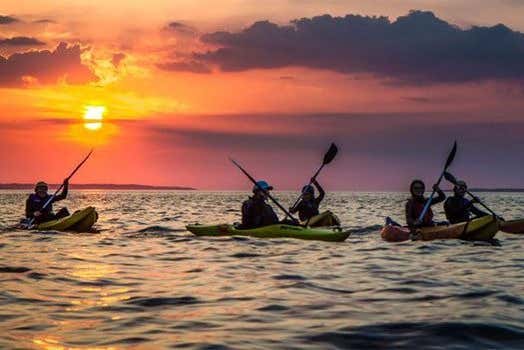 Osservando il tramonto dai kayak