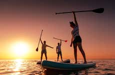 Paddle surf al atardecer en Cala Biniancolla