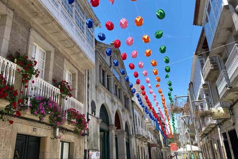 Una calle de Caldas de Reyes adornada