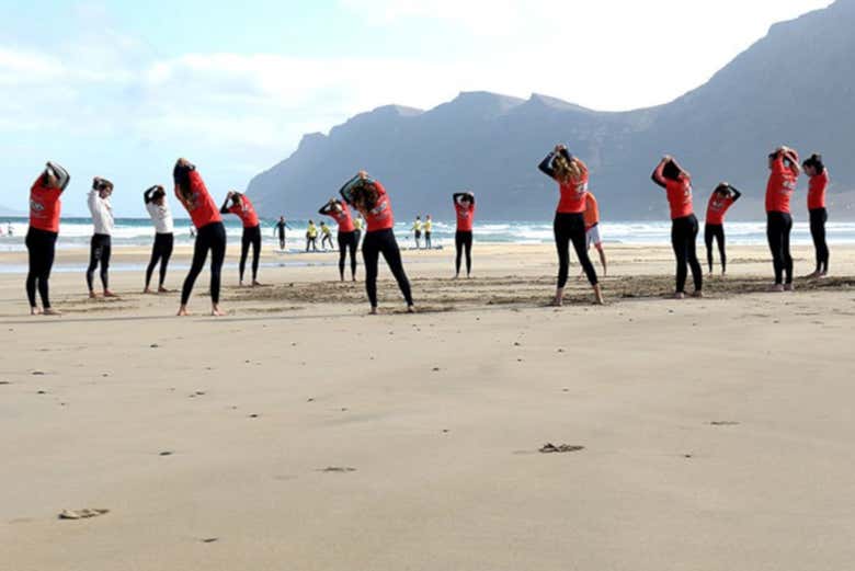 Calentando para la clase de surf
