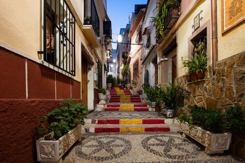Attraversando le strade di Calpe al tramonto