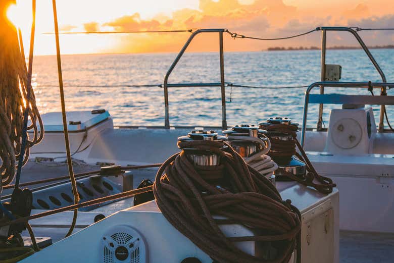 Un'imbarcazione al tramonto