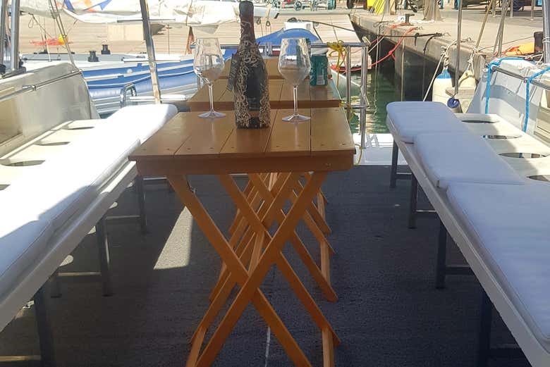Tables et sièges à l'intérieur du navire