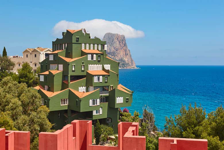 Edificio Xanadú situado en La Manzanera de Calpe