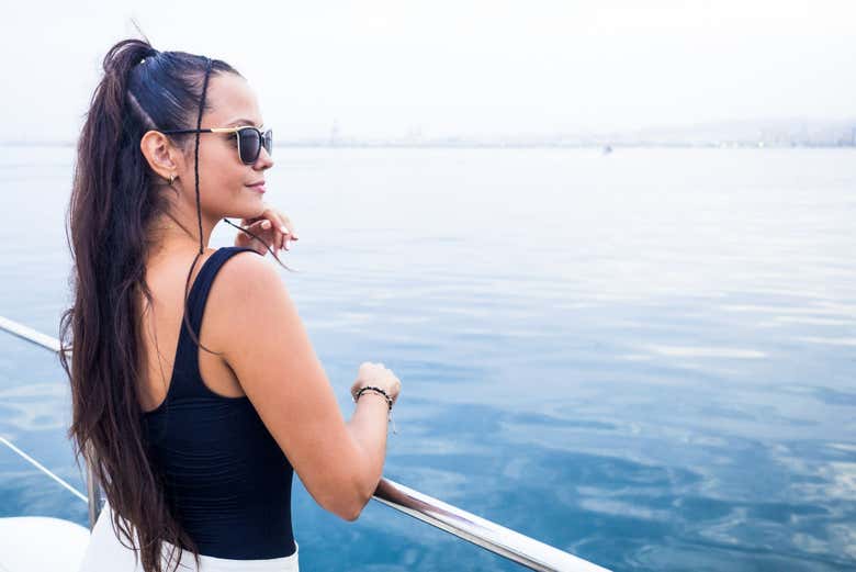 Ammirando il paesaggio dalla barca