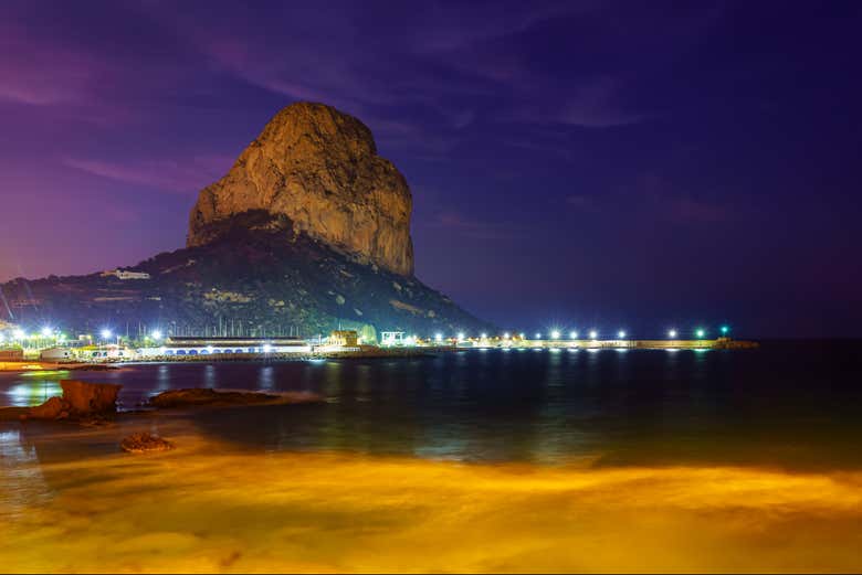 La falesia dalla spiaggia e il lungomare illuminato