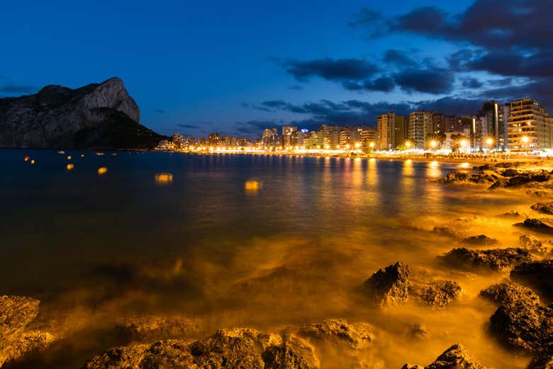 Plages de Calp à la tombée de la nuit
