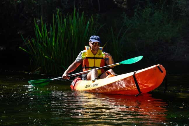 Pagayez sur le lit de la rivière Umia