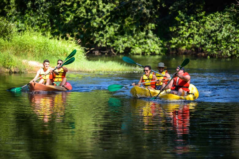 Disfrutando del descenso en kayak por el río Umia